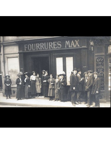 Fourrures Max - Personnel de la maison de fourrures, Place de la Bourse à Paris (circa 1910) offre 