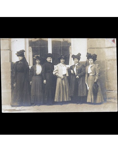 Chéruit - Employées posant place Vendôme à Paris (circa 1905) hantent personnes