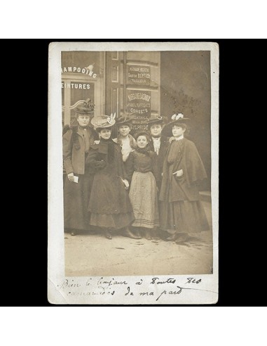 Margaine-Lacroix - Personnel posant devant la façade du 19 boulevard Haussman à Paris (1906) en ligne