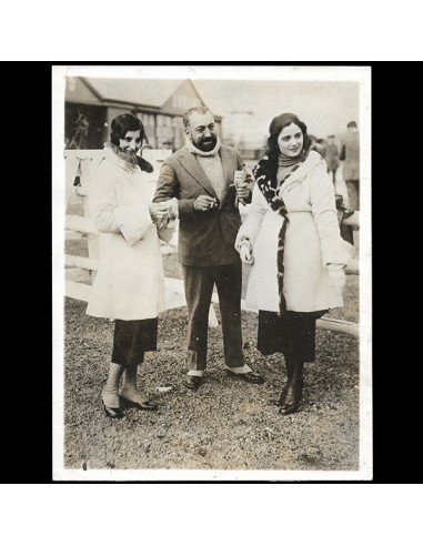 Poiret - Paul Poiret et les mannequins Yvonne et Jeannine livrant les costumes d'Afgar à Londres (1919) sélection de produits