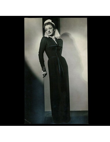 Robe d'Alix, toque victorienne d'Agnès, photographie de François Kollar (1939) Les magasins à Paris et en Île-de-France