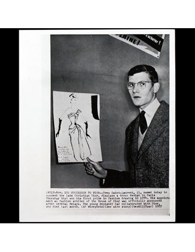 Yves Saint-Laurent - Portrait d'Yves Saint-Laurent nommé successeur de Christian Dior (1957) une grave pollution 